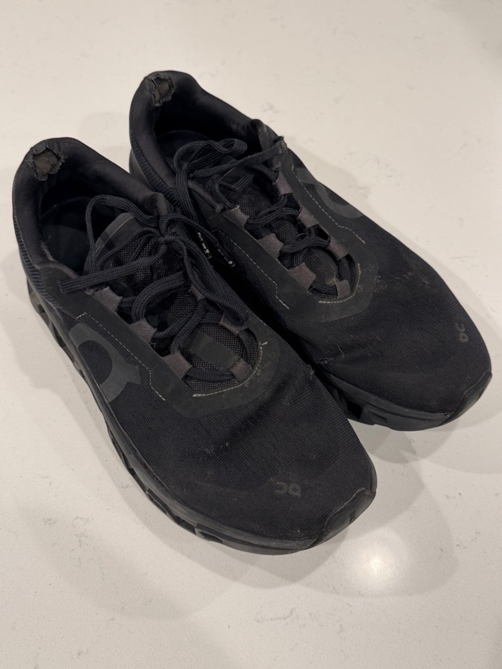 On Running Men's Black Athletic Lace-Up Running Shoes size 10 on clouds Hole